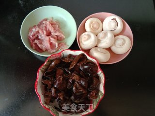 口蘑黑木耳炒肉片步骤1