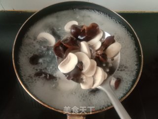 口蘑黑木耳炒肉片步骤4