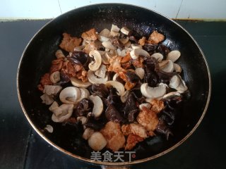 口蘑黑木耳炒肉片步骤7