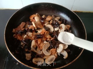 口蘑黑木耳炒肉片步骤8