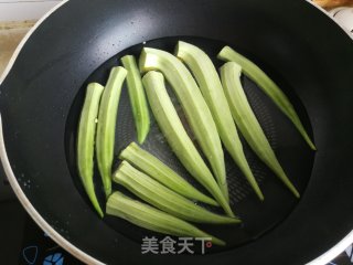 牛肉炒秋葵步骤3