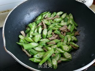 牛肉炒秋葵步骤6