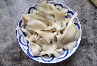 蒜蓉辣酱炒平菇步骤1