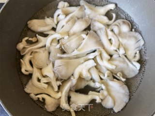 蒜蓉辣酱炒平菇步骤2