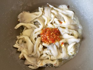 蒜蓉辣酱炒平菇步骤6