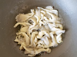 蒜蓉辣酱炒平菇步骤5