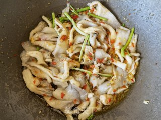 蒜蓉辣酱炒平菇步骤8
