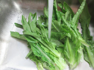 海鲜菇炒油麦菜步骤2