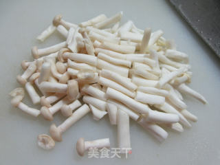 海鲜菇炒油麦菜步骤4
