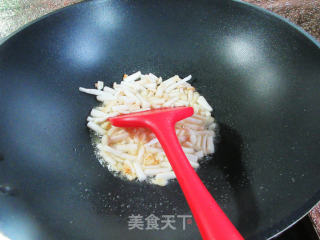 海鲜菇炒油麦菜步骤6