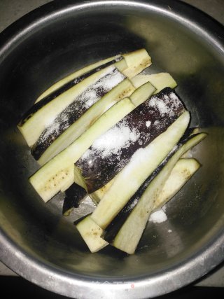 鱼香肉末茄子煲步骤1