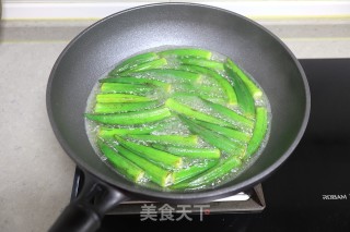 鸡蛋炒秋葵步骤3