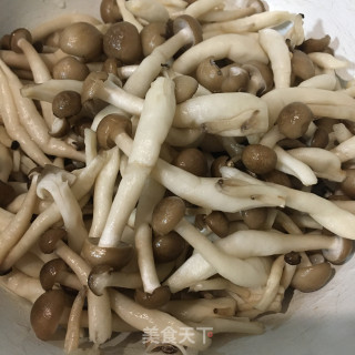 鸡蛋炒蟹味菇步骤1