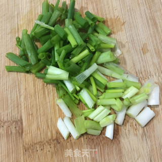鸡蛋炒蟹味菇步骤2