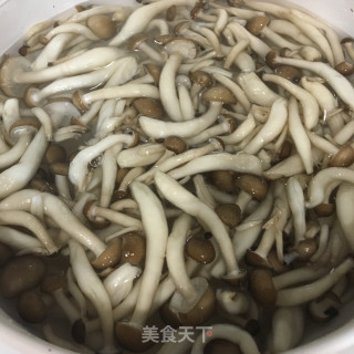 鸡蛋炒蟹味菇步骤5
