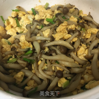鸡蛋炒蟹味菇步骤7
