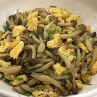 鸡蛋炒蟹味菇步骤8