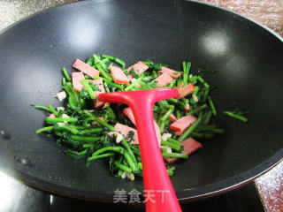 烤火腿炒茼蒿步骤6