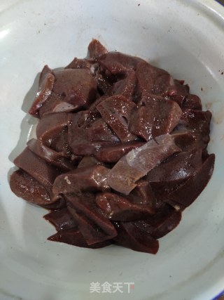 家常蒜薹炒猪肝步骤2