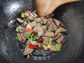 家常蒜薹炒猪肝步骤4