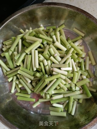老腊肉炒蒜苔步骤1