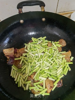老腊肉炒蒜苔步骤3