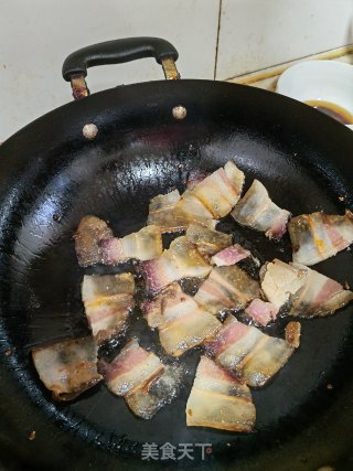 老腊肉炒蒜苔步骤2