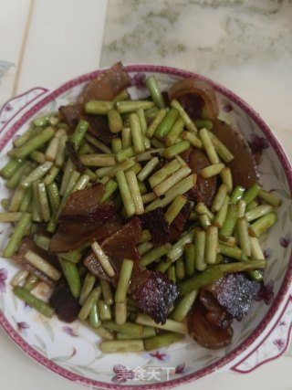 老腊肉炒蒜苔步骤5