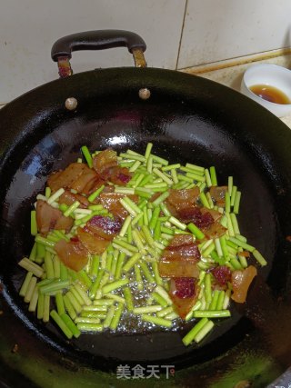 老腊肉炒蒜苔步骤4