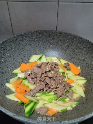 青瓜胡萝卜炒牛肉步骤10