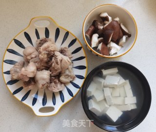 香菇豆腐炖鸡块步骤1