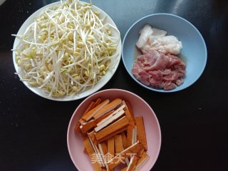 豆芽香干炒肉片步骤1