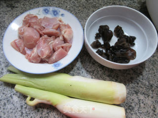黑木耳茭白炒鸡腿肉丁步骤1