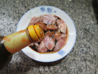 黑木耳茭白炒鸡腿肉丁步骤3