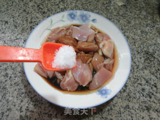 黑木耳茭白炒鸡腿肉丁步骤4