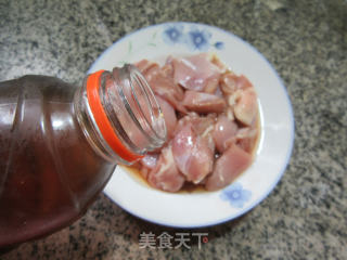 黑木耳茭白炒鸡腿肉丁步骤2