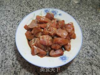 黑木耳茭白炒鸡腿肉丁步骤5