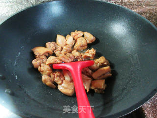 黑木耳茭白炒鸡腿肉丁步骤9