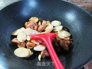 黑木耳茭白炒鸡腿肉丁步骤10