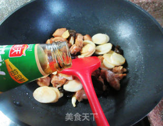 黑木耳茭白炒鸡腿肉丁步骤12