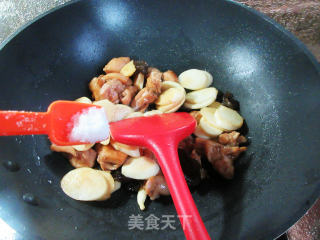 黑木耳茭白炒鸡腿肉丁步骤11