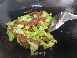 秋葵炒腊肠步骤3