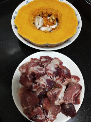 又香又嫩的蒜蓉南瓜蒸排骨步骤1