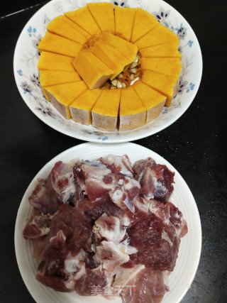 又香又嫩的蒜蓉南瓜蒸排骨步骤2