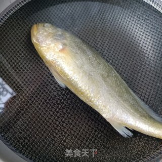 酸萝卜炖黄花鱼步骤1