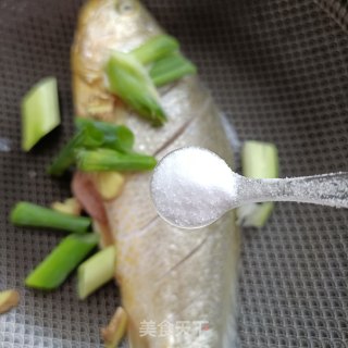 酸萝卜炖黄花鱼步骤3