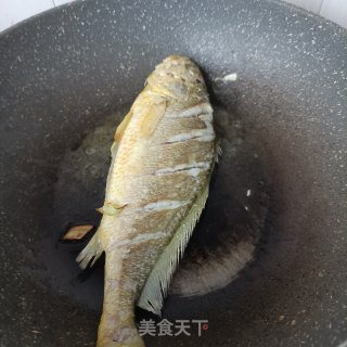 酸萝卜炖黄花鱼步骤12