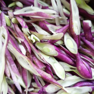 回锅肉炒紫芸豆步骤2