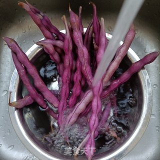 回锅肉炒紫芸豆步骤1