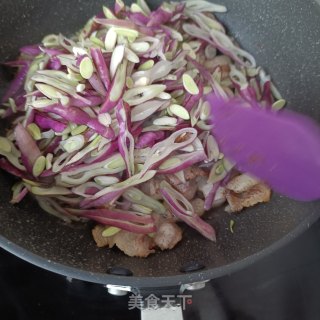 回锅肉炒紫芸豆步骤7